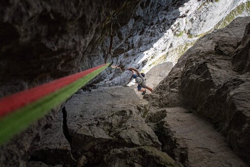 Im Nachstieg einen Kamin entlang klettern