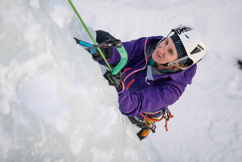 Diese Frau klettert an einem gefrorenen Wasserfall empor. 