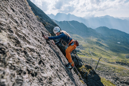 Sportklettern an einer glatten Felswand