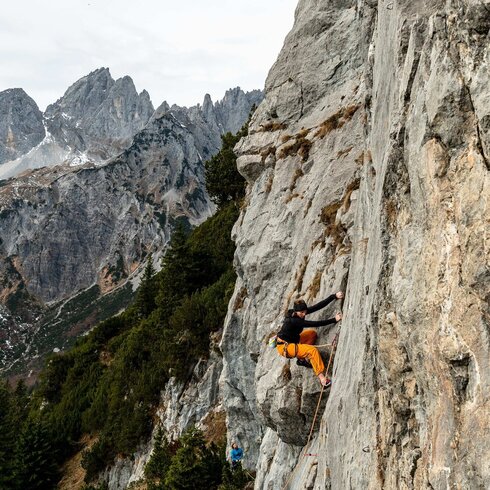 Ein Kletterer arbeitet sich mit sauberer Klettertechnik nach oben