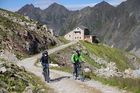 Die Sportkletterer fahren mit dem Bike von der Darmstädter Hütte hinunter ins Tal.