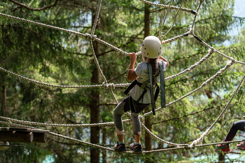 Ein Mädchen überwindet ein Hinderniss