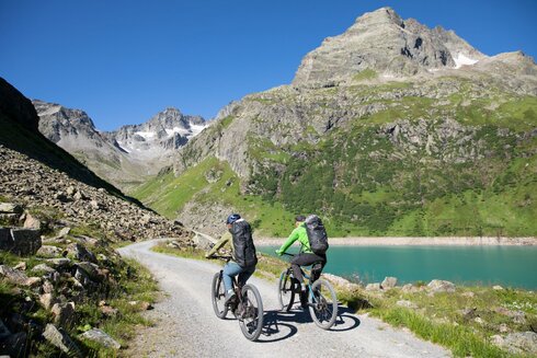Der Zustieg zu Kletterfelsen an der Darmstädter Hütte führt mit dem Bike an einem See vorbei