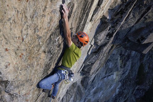 Ein Kletterer befindet sich in einer steilen Wand einer Mehrseillängentour