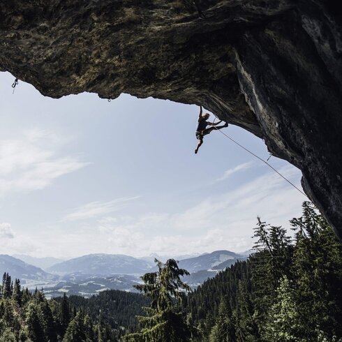 Ein Kletterer klettern einen Überhang