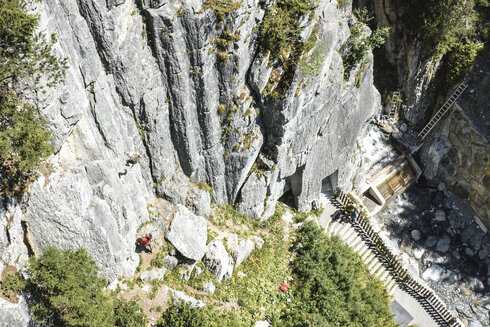 Am unteren Ende des Bildes ist ein Sportkletterer zu sehen, 