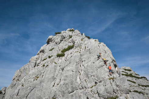 Drei Klettersteig Geher auf dem Weg zum Gipfel