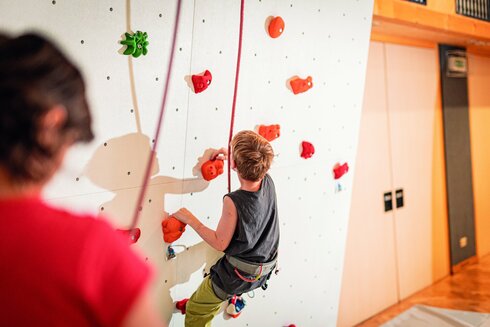 Kinderklettern im Quellalpin. Leichte Routen sind gut abgesichert und alles Indoor