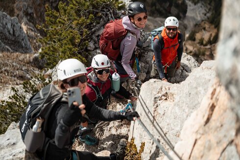 Auch eine Gruppe kann den einfachen Klettersteig im Tannheimertal begehen. 