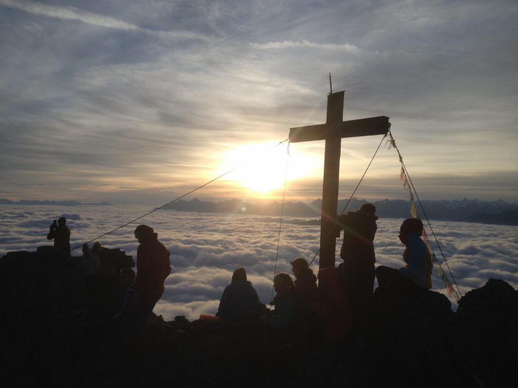 Wer früh drann ist, genießt einen eindrucksvollen Sonnenaufgang. Foto: Matthias Bader | Climbers Paradise