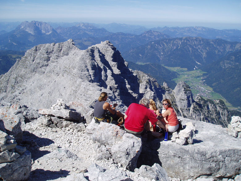 Angekommen am Gipfel: Traumhafter Ausblick auf die Loferer und Leoganger Steinberge, Foto: Climbers Paradise