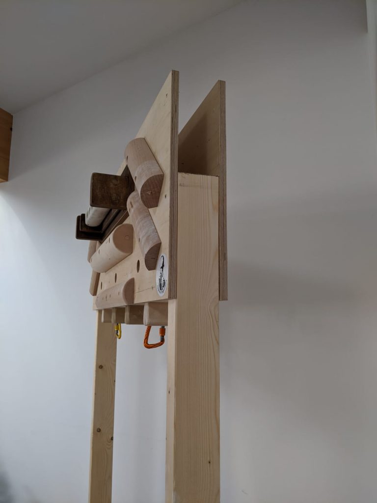 Klettergym: Fingerboards in der Höhe verstellbar, Foto: Martina Scheichl | Climbers Paradise