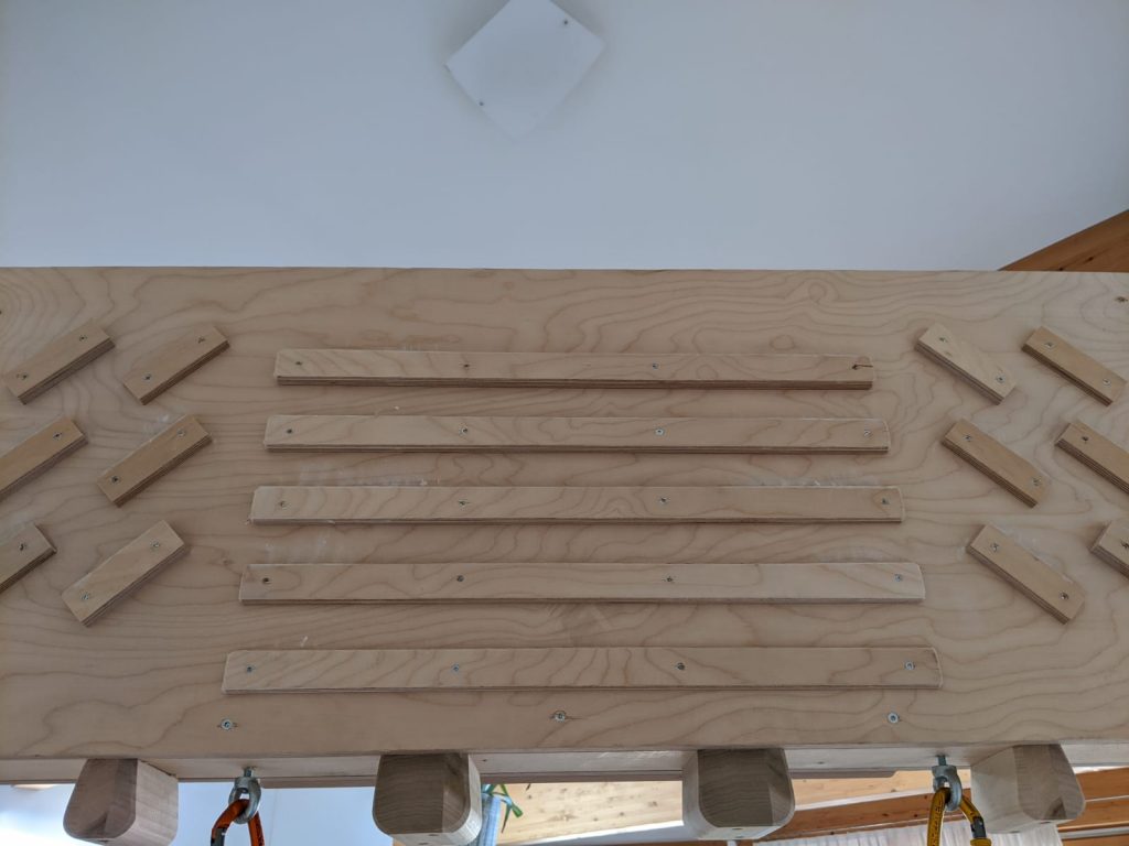 Klettergym: Auf dem rückseitigen Fingerboard sind Leisten angebracht, Foto: Martina Scheichl | Climbers Paradise