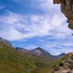 Das Bild zeigt einen Kletterer in seiner Shillouette am überhängenden Hüttenblock bei der Heidelberger Hütte.