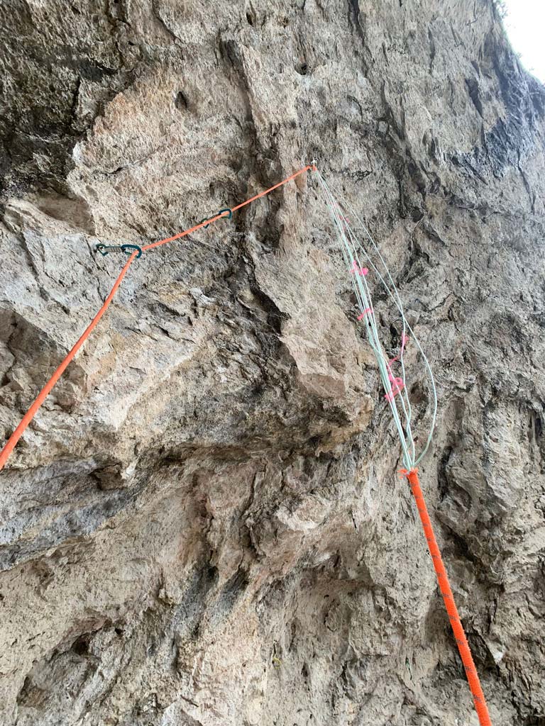 Das bild zeigt ein eingerissenes Seil an einer Felswand im Klettergarten.