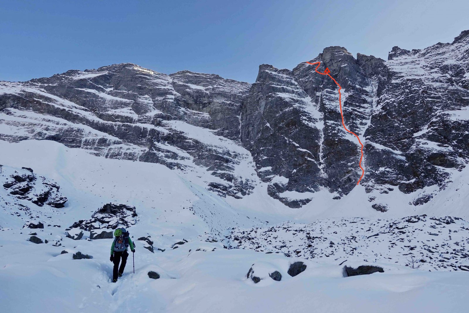Sagwand-Nordwand Sagwand-Nordwand mit eingezeichneter Route und Biwak, Foto: Ines Papert und Luka Lindič | Climbers Paradise