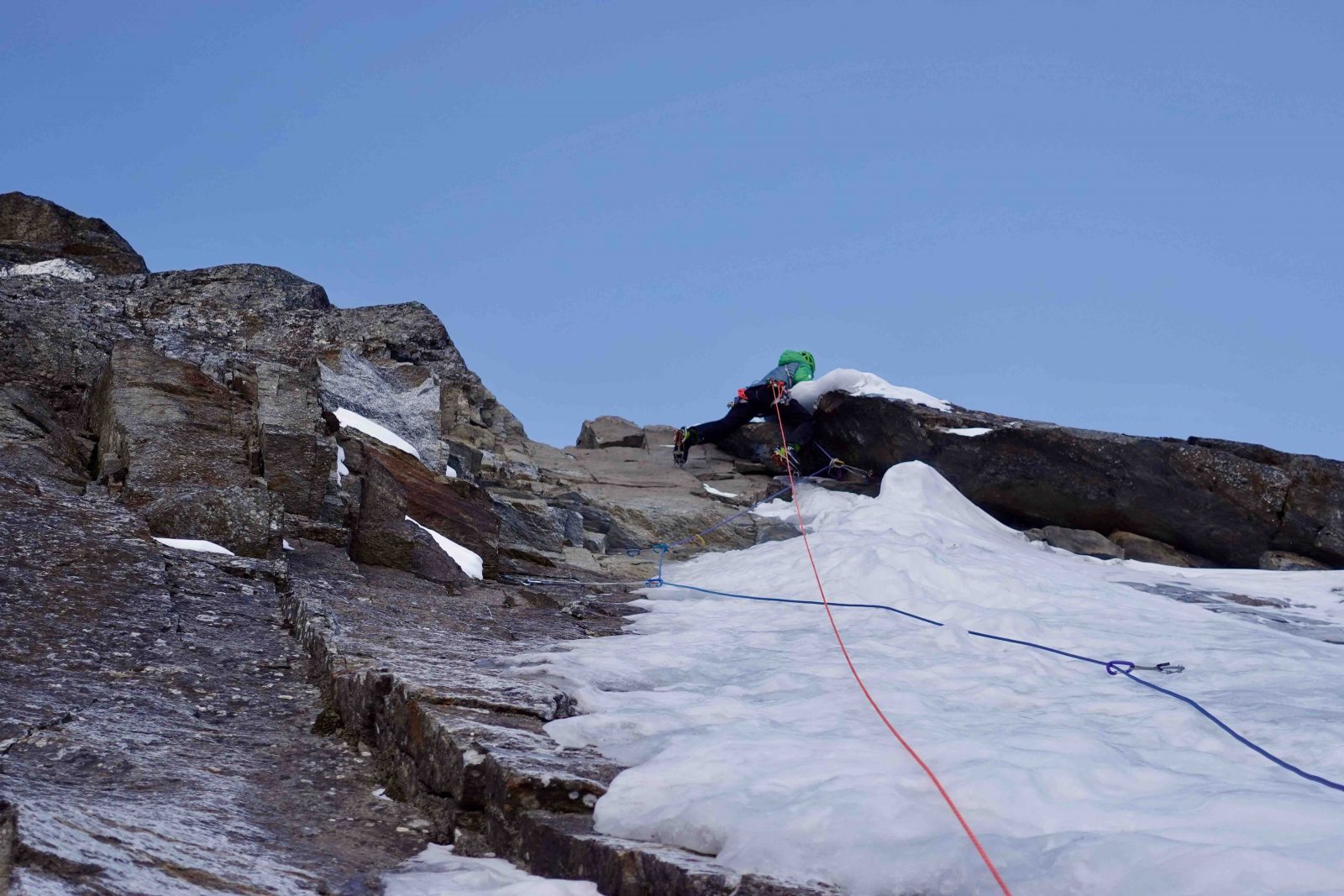 Sagwand-Nordwand, Winterbegehung, genug Risse, um zu sichern, Foto: Ines Papert und Luka Lindič | Climbers Paradise