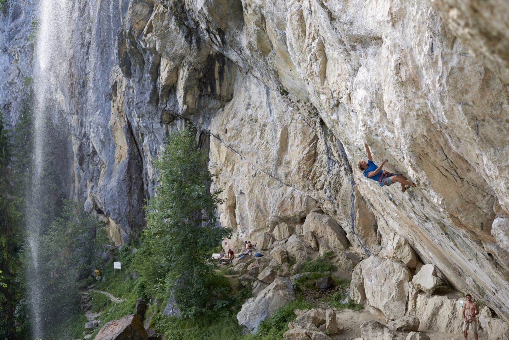 Steiler wird's nicht: Guido Unterwurtsacher in seinem Hausgebiet, dem Schleierwasserfall. Foto: Michael Meisl