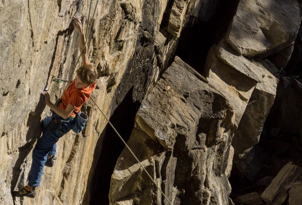 Jonas Bader klettert die Route Bausparen, 7b+ im Klettergarten Ötzerau | Climbers Paradise