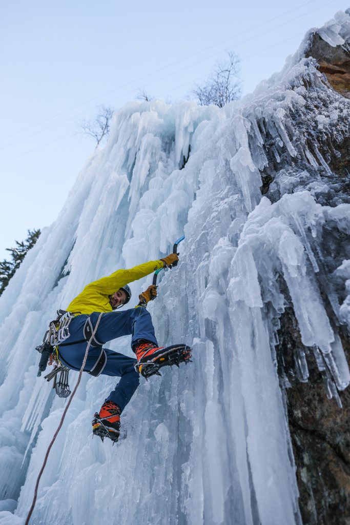 Eisklettern in der Eiswelt Taschachschlucht, Pitztal. Foto: Simon Schöpf